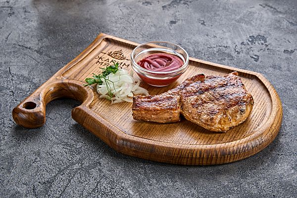 Стейк из свиной корейки на кости