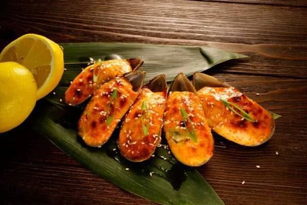 Запеченные мидии киви с соусом спайси