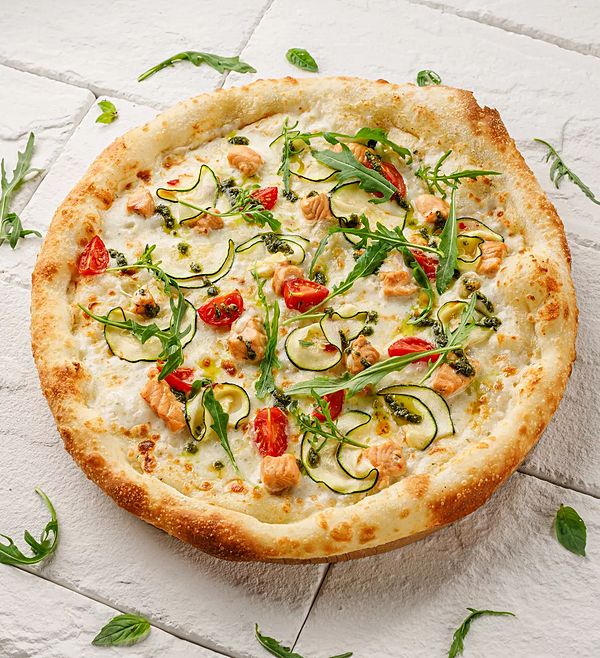 Пицца с лососем, цуккини и соусом песто