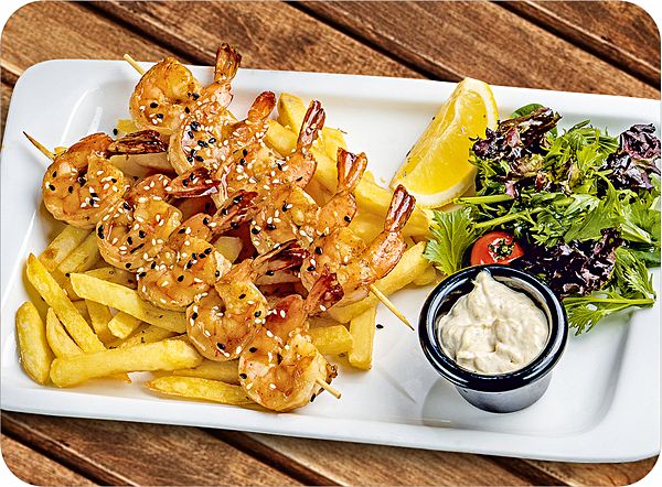 Креветки на шпажке в фирменном соусе с картофелем фри и соусом сладкий чили