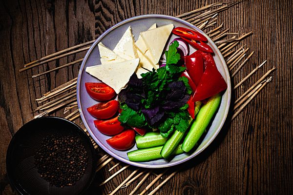 Овощное ассорти по-грузински с сырами и зеленью