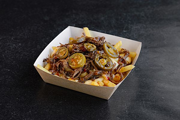 Картофель фри с рваной томленой говядиной