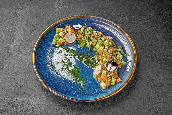 Тар-тар из тунца и авокадо в цитрусовом соусе и соусе Песто