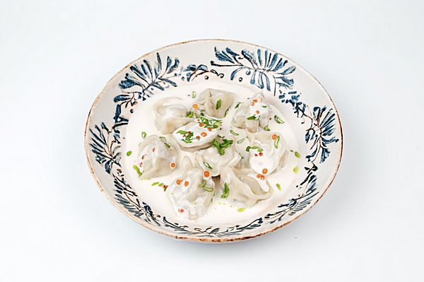 Пельмени с щукой в соусе из бекона