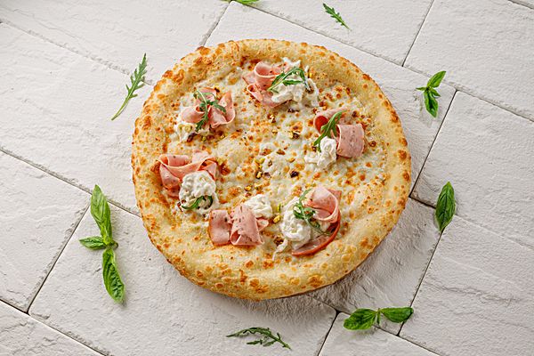 Пицца с мортаделлой и страчателлой