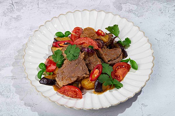 Томленая баранина с овощами и пряными травами