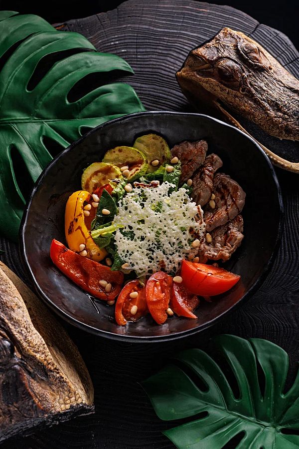 Салат с телятиной, томатами и сливой