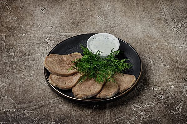 Язык говяжий отварной с хреном