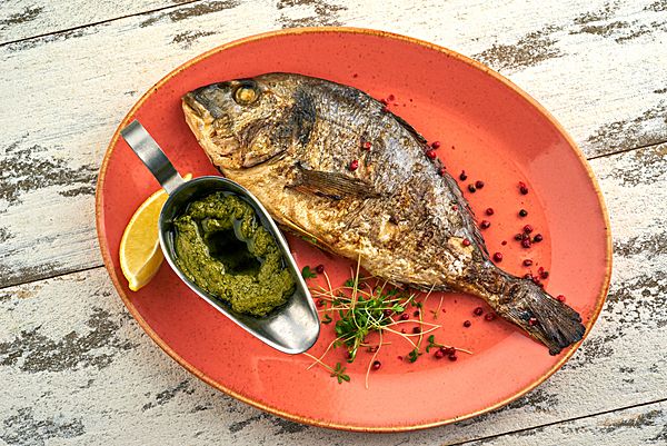 Дорадо запеченное с соусом песто