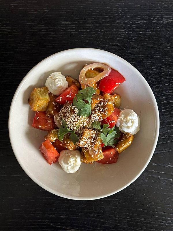 Салат с карамельным баклажаном и томатами