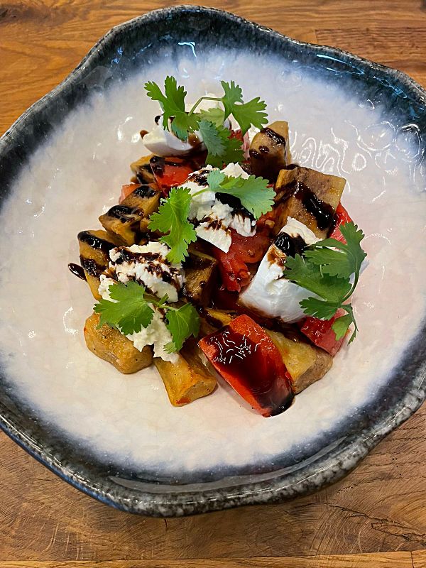 Салат с хрустящим баклажаном, моцареллой