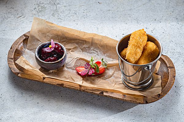 Моцарелла фри с ягодным соусом