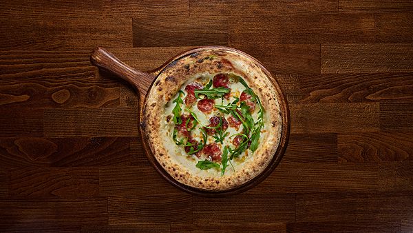 Пицца с колбасками фуэт и сыром горгонзола