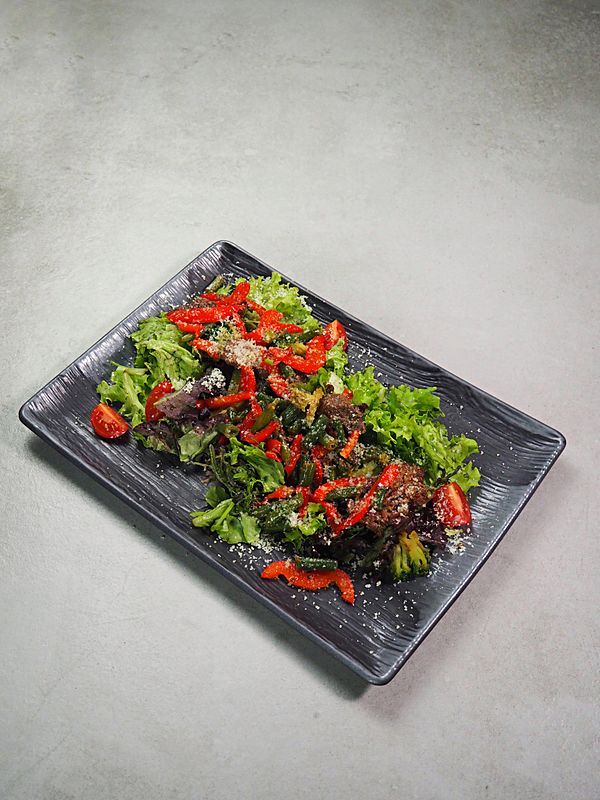 Теплый салат с телятиной, с цветным перцем, спаржевой фасолью, брокколи и черри