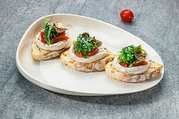 Брускета с кремом из тунца