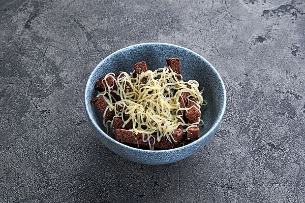 Гренки с чесноком, орегано и сыром