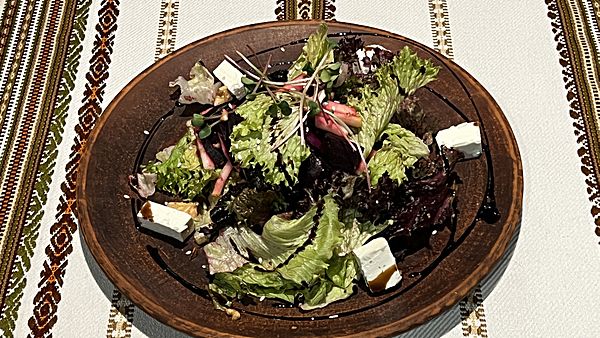 Салат из отварной свеклы, грецкого ореха, чернослива и ялтинского лука с сыром фета