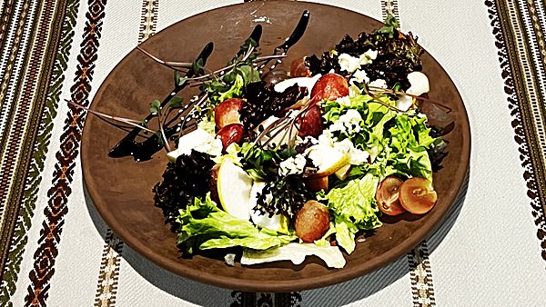 Салат со свежей грушей, помидорами черри, сыром дор-блю и зернами граната