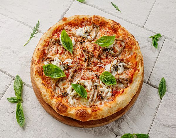 Пицца с баклажаном унаги и страчателлой