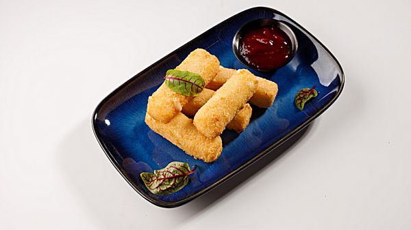 Сырные палочки с ягодным соусом