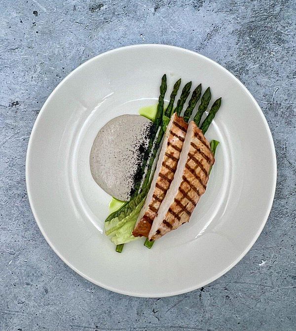 Куриный стейк со спаржей