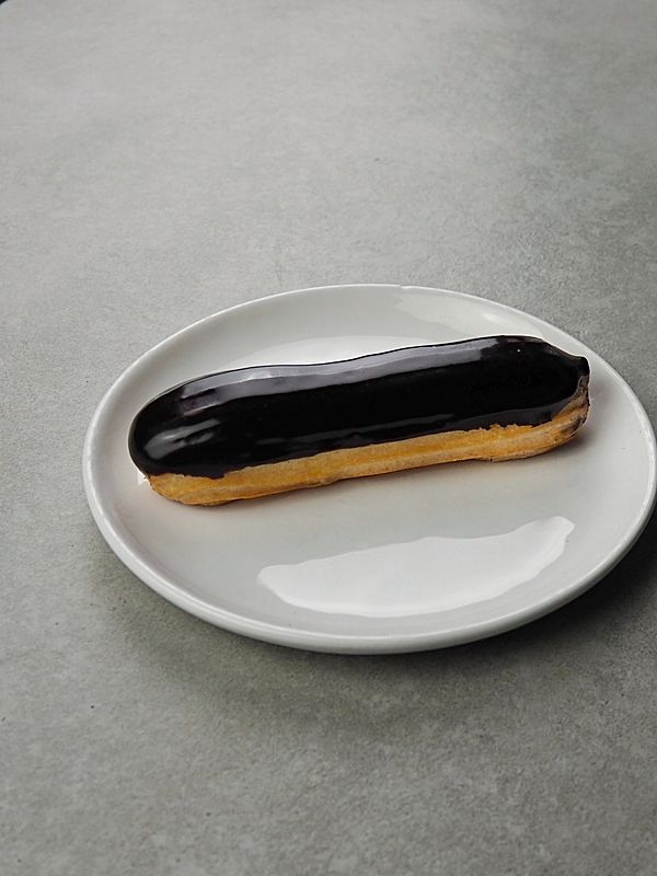 Эклер шоколадный