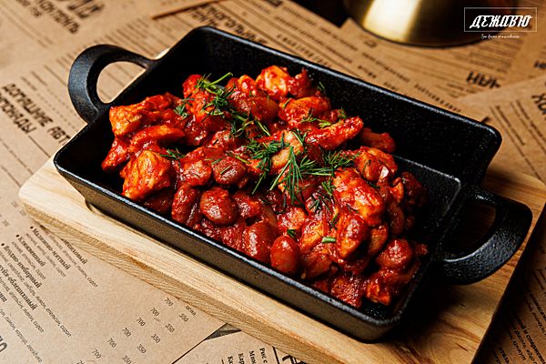 Горячая сковородка с куриной грудкой и лобио