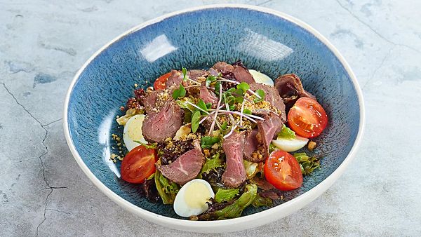 Салат с ростбифом и карамелизированным грецким орехом