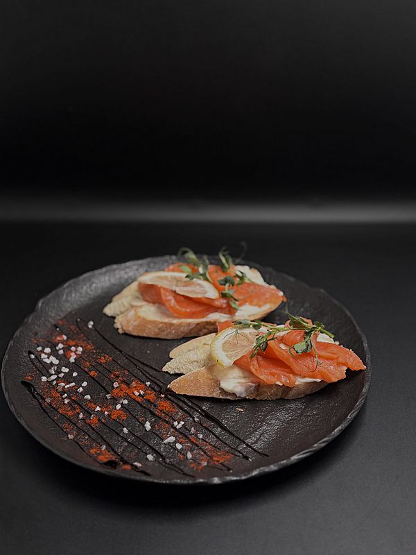 Брускетта с лососем