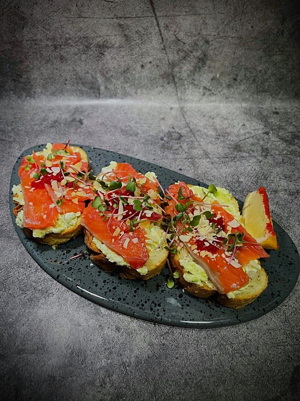 Брускетта с лососем гравлакс