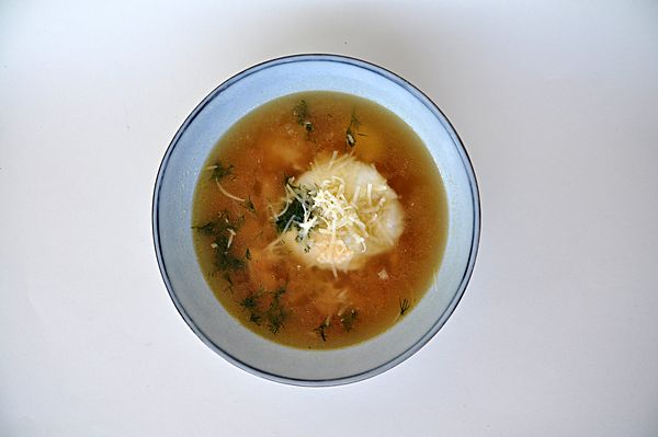 Куриный бульон с яйцом пашот и пармезаном