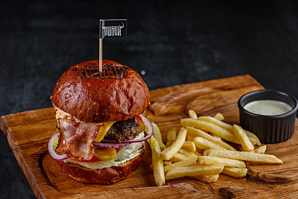 Бургер с говядиной и беконом