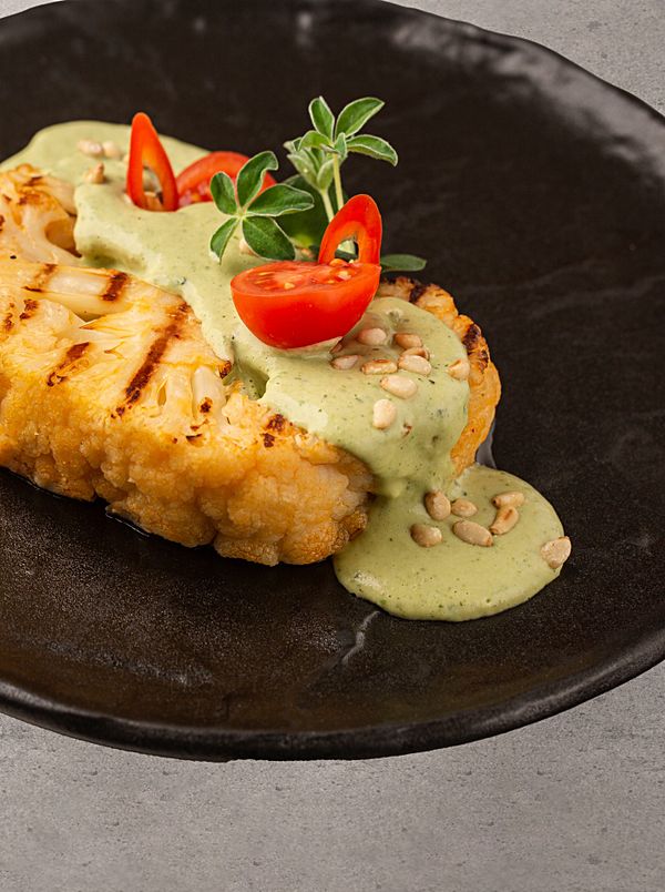 Стейк из цветной капусты с соусом кешью