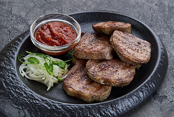 Язык говяжий на гриле с аджикой