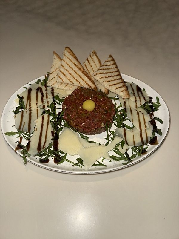 Тартар из говядины с тостами