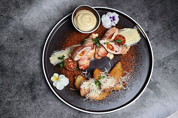 Куриное филе в беконе с печеным перцем