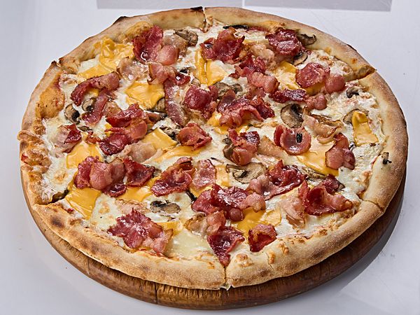 Пицца с копченным цыпленком и чипсами из бекона