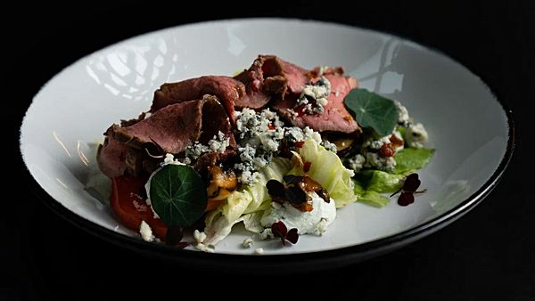 Теплый салат с телятиной