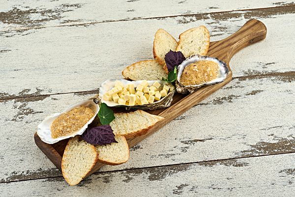 Икра щучья со сливочно-сырным соусом и крымским луком