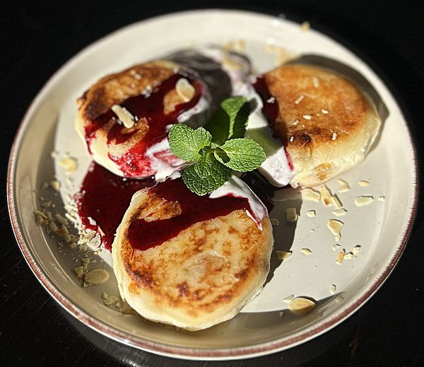 Авторские сырники с курагой и изюмом