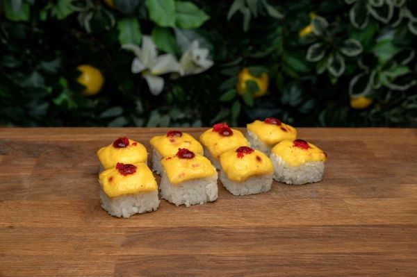 Запеченный ролл с моцареллой