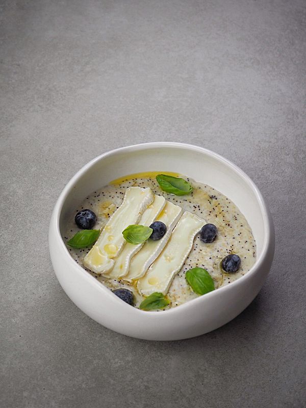 Овсяная каша с бри, голубикой и маком