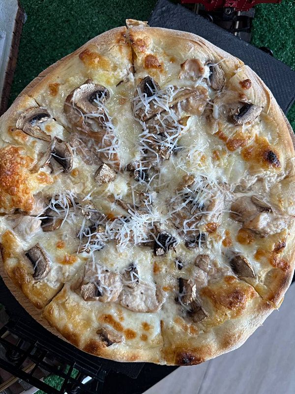 Пицца куриная с грибами