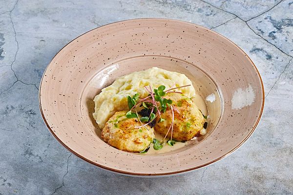 Котлеты из щуки с картофельным пюре и соусом Велюте