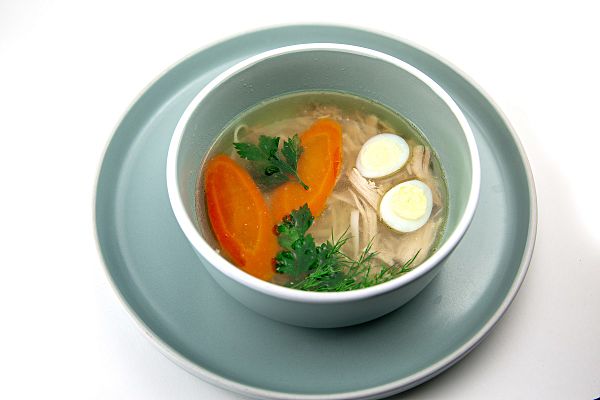 Куриный бульон с лапшой и перепелиным яйцом