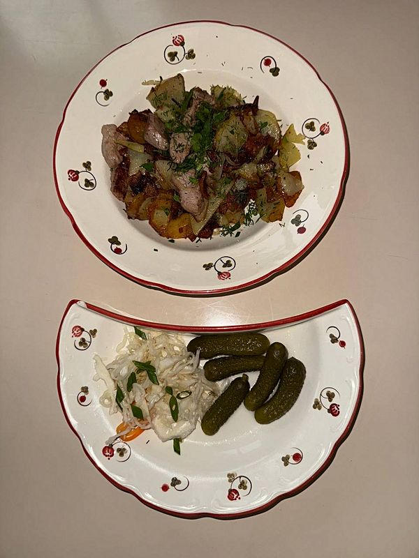 Жареный картофель по-русски с кусочками свинины и квашенной капустой