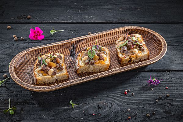 Брускетта с говядиной