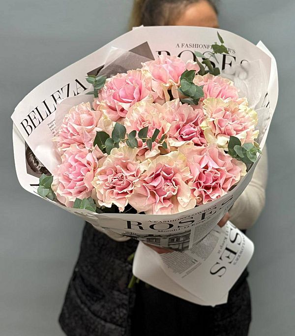 11 французских роз сорта пинк мондиаль в оформление