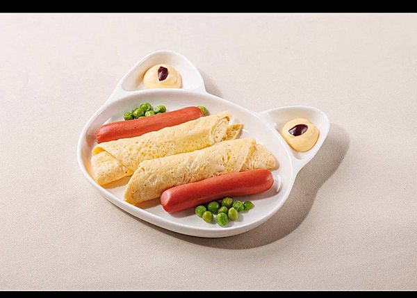 Кот с омлетом и куриными сосисками