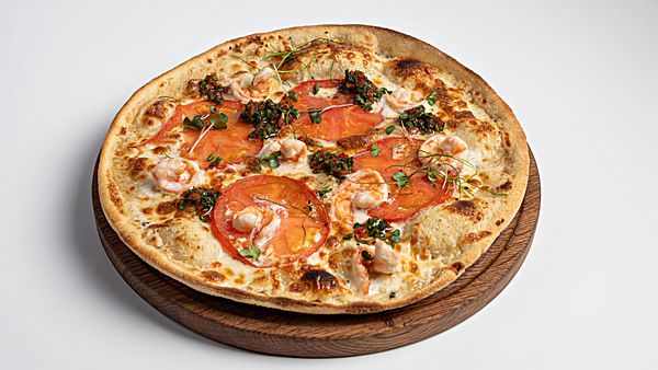 Пицца с тигровыми креветками и соусом чимичури